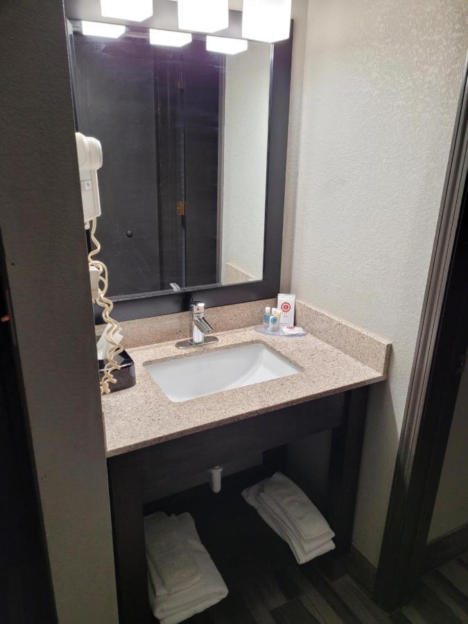 Comfort Inn Cleveland Airport Middleburg Heights Exterior photo